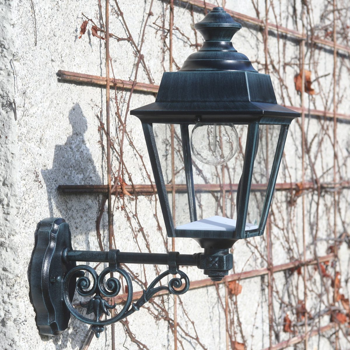 Bild 7: Kleine Wandleuchte, grünspanfarben Kleine Außen-Wandleuchte Chenonceau mit nostalgischem Wandarm: Kleine Wandleuchte, grünspanfarben