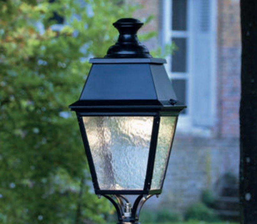 LED Park Lantern Avenue 4: Detailansicht der Laterne mit strukturiertem Klarglas