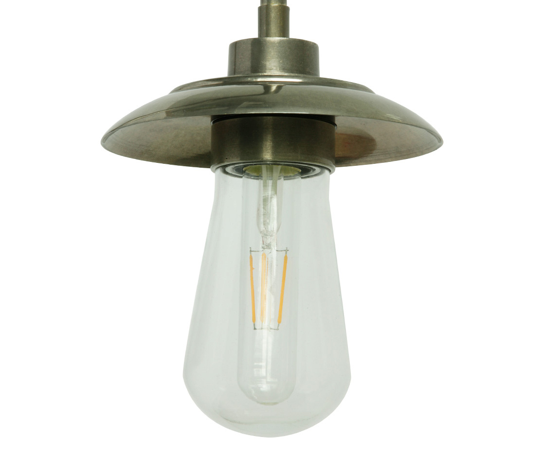 Bild 2: Das Leuchtmittel ist mit dem Glaskolben geschützt, der sich in der Form an alten „Edison“-Glühlampen orientiert. Schlichte Wandleuchte Reno aus Irland mit IP65: Das Leuchtmittel ist mit dem Glaskolben geschützt, der sich in der Form an alten „Edison“-Glühlampen orientiert.