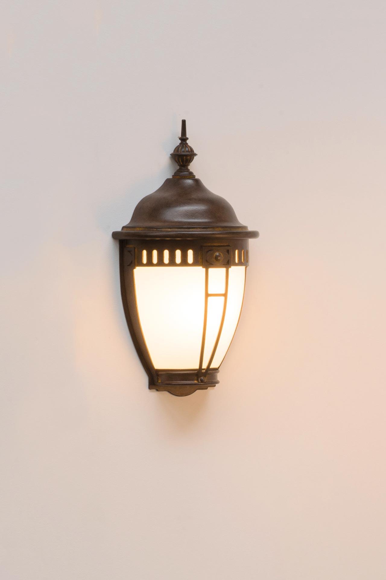 Flache Jugendstil-Wandlaterne aus Schmiedeeisen mit halbem Opalglaszylinder WL 3463, Bild 2