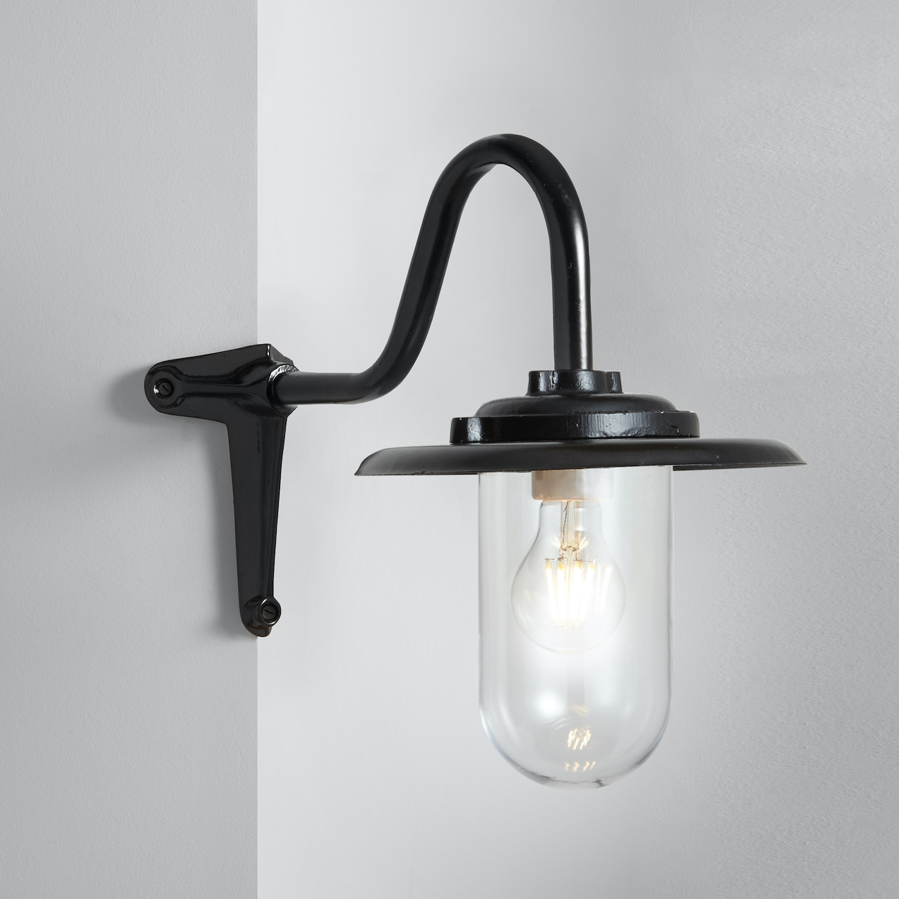 Fig. 5: Schwarz, klares Glas Exterior Corner Bracket Light with Swan Neck Arm 7677: Schwarz, klares Glas