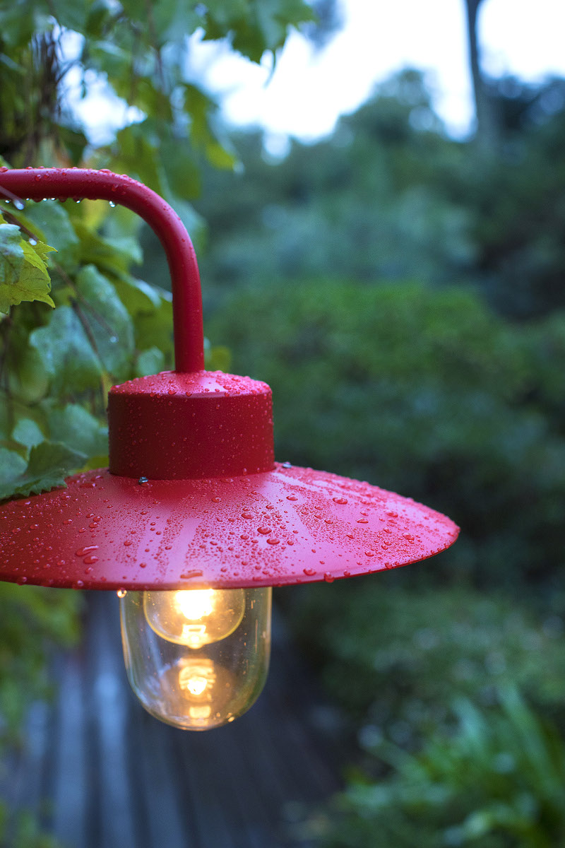 Bild 2: Klassische Wandleuchte Belcour mit flachem Schirm, hier in rot Französische Hofleuchte Belcour mit Glassturz: Klassische Wandleuchte Belcour mit flachem Schirm, hier in rot