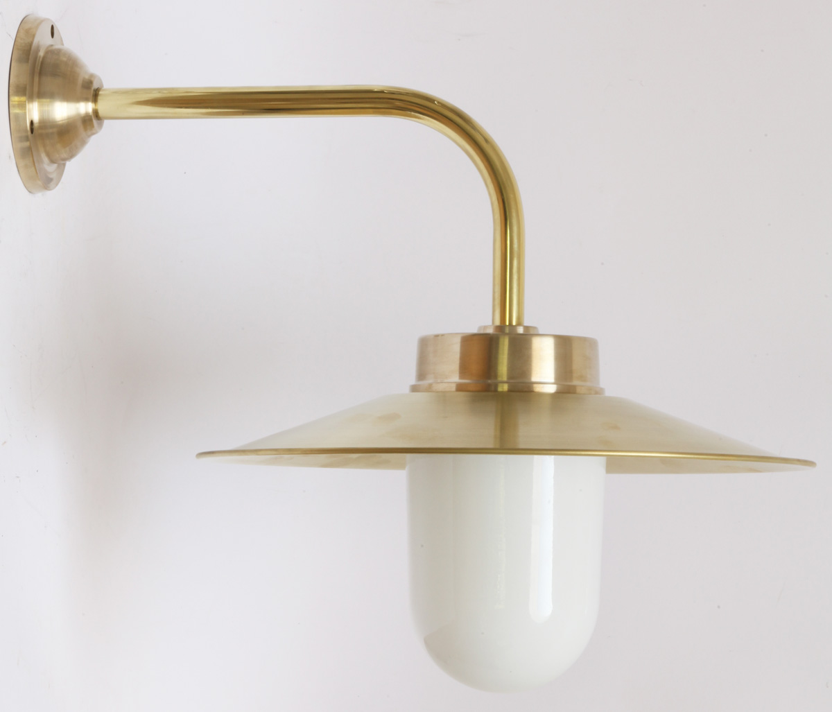 Bild 6: Außenlampe aus Messing, Messing poliert mit opalenem Zylinderglas Außenlampe aus Messing mit Schirm 38-90 BR: Außenlampe aus Messing, Messing poliert mit opalenem Zylinderglas