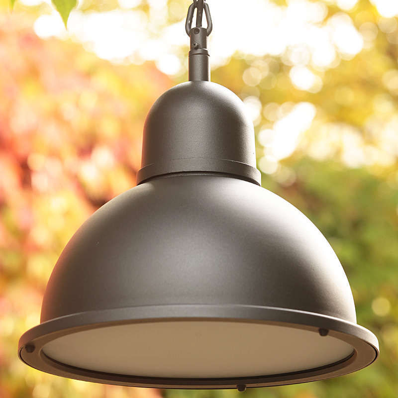 Industrie-Deckenlampe mit Halbkugelschirm Industrie-Deckenlampe mit Halbkugelschirm