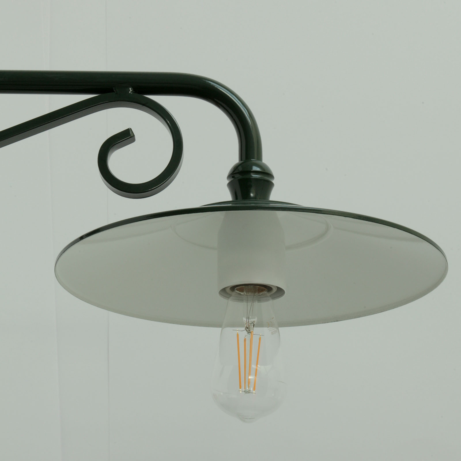 Outdoor Wall Light with Long Arm: Abgebildet in Tannengrün RAL 6009 (VE)