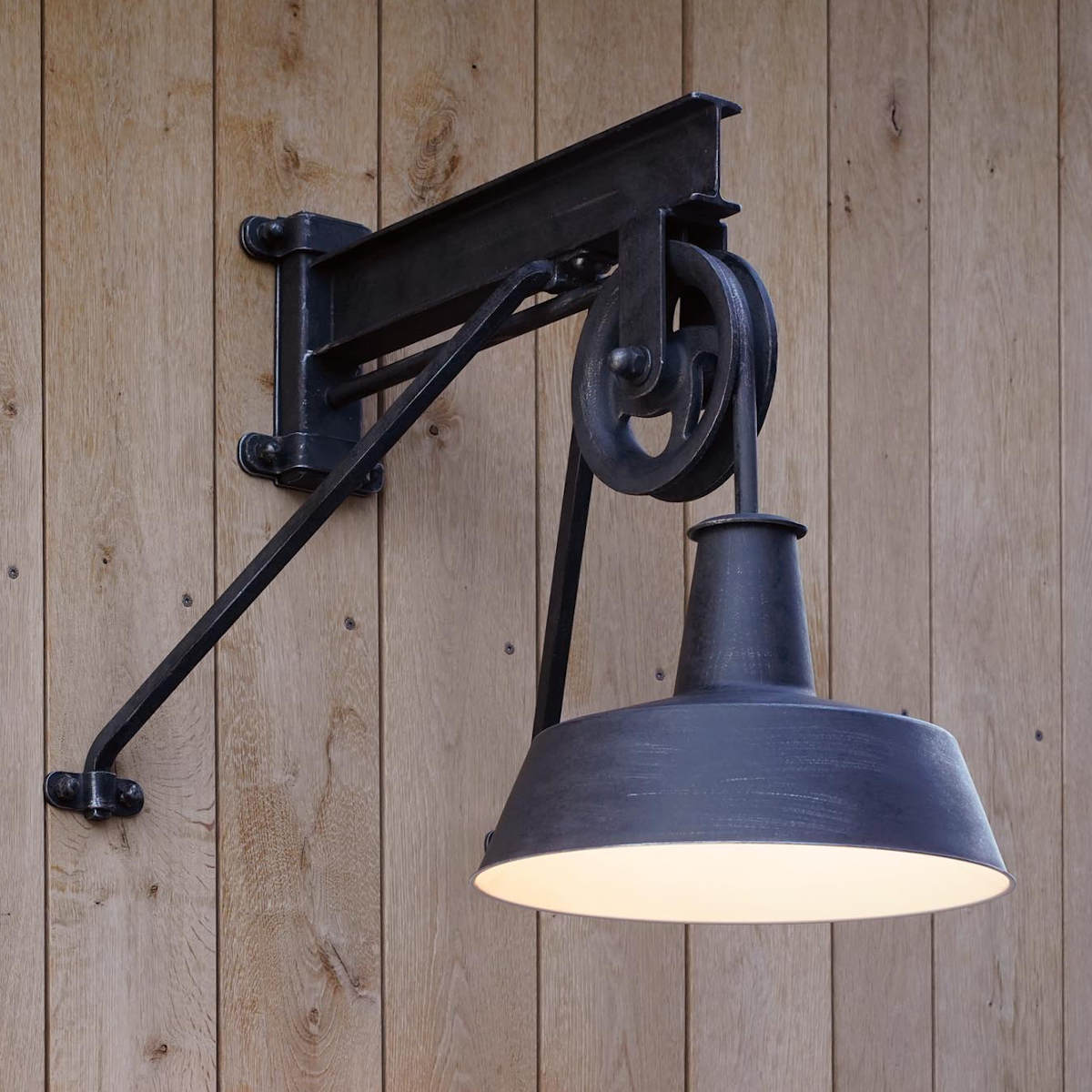 Bild 1: Abgebildet in Altschwarz matt: Fabrikstil-Außenlampe mit Umlenkrolle WL 3723 Fabrikstil-Außenlampe mit Umlenkrolle WL 3723: Abgebildet in Altschwarz matt: Fabrikstil-Außenlampe mit Umlenkrolle WL 3723