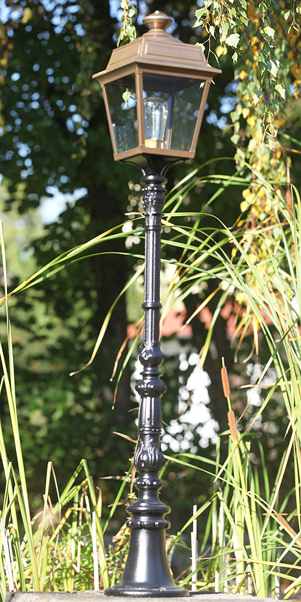 Bild 2: Gartenleuchte Place des Vosges 1T mit Balustersäule und versiegelter Messinglaterne Gartenleuchte Place des Vosges 1 T mit Balustersäule: Gartenleuchte Place des Vosges 1T mit Balustersäule und versiegelter Messinglaterne
