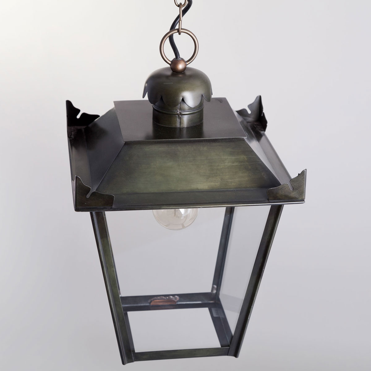 Handgearbeitete vierseitige Pendelleuchte Petit Manoir MM: Abgebildet in Zink patiniert