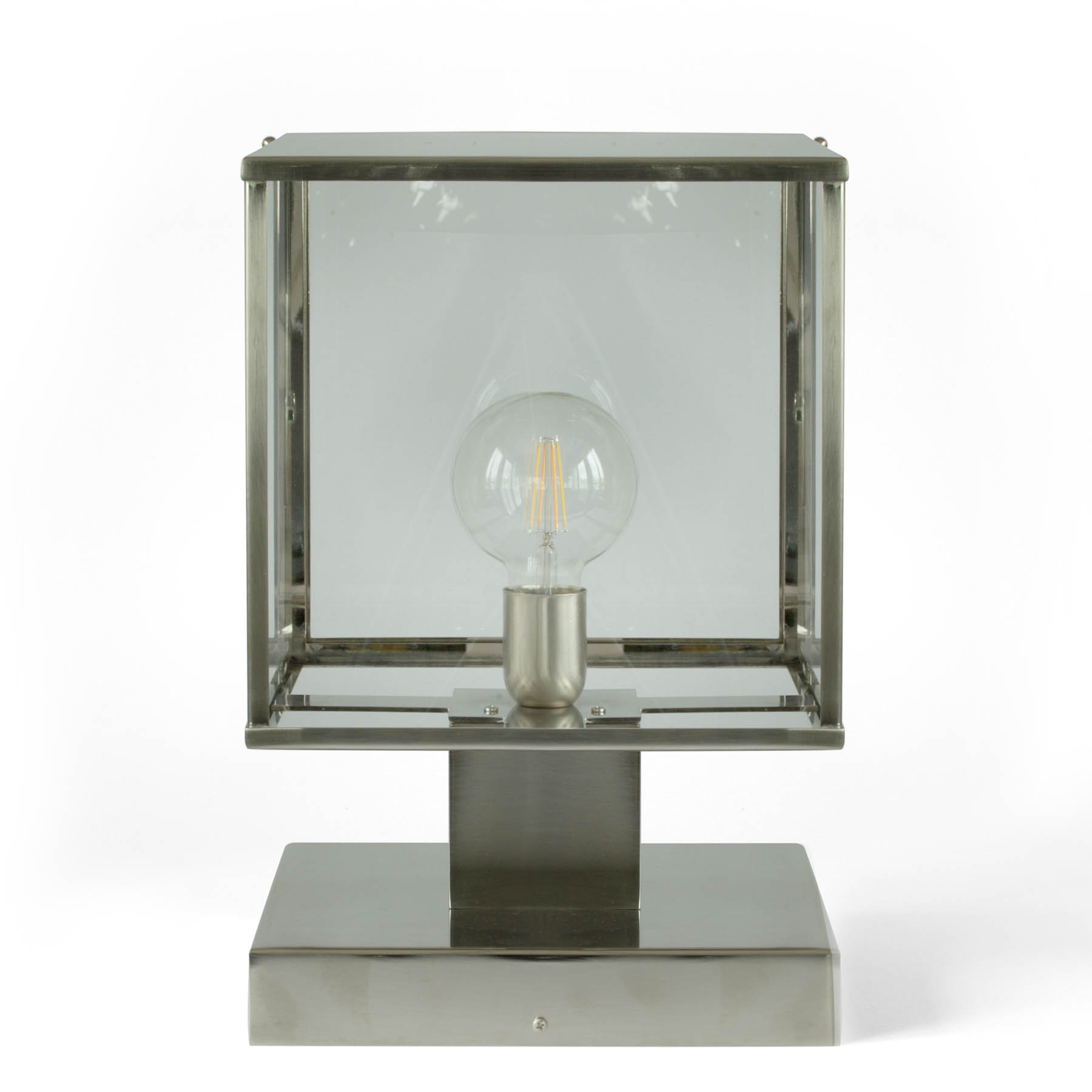 Bauhaus-Außenleuchte: Sockelleuchte Vitrine: Abgebildet in Messing vernickelt mit Globe LED-Leuchtmittel