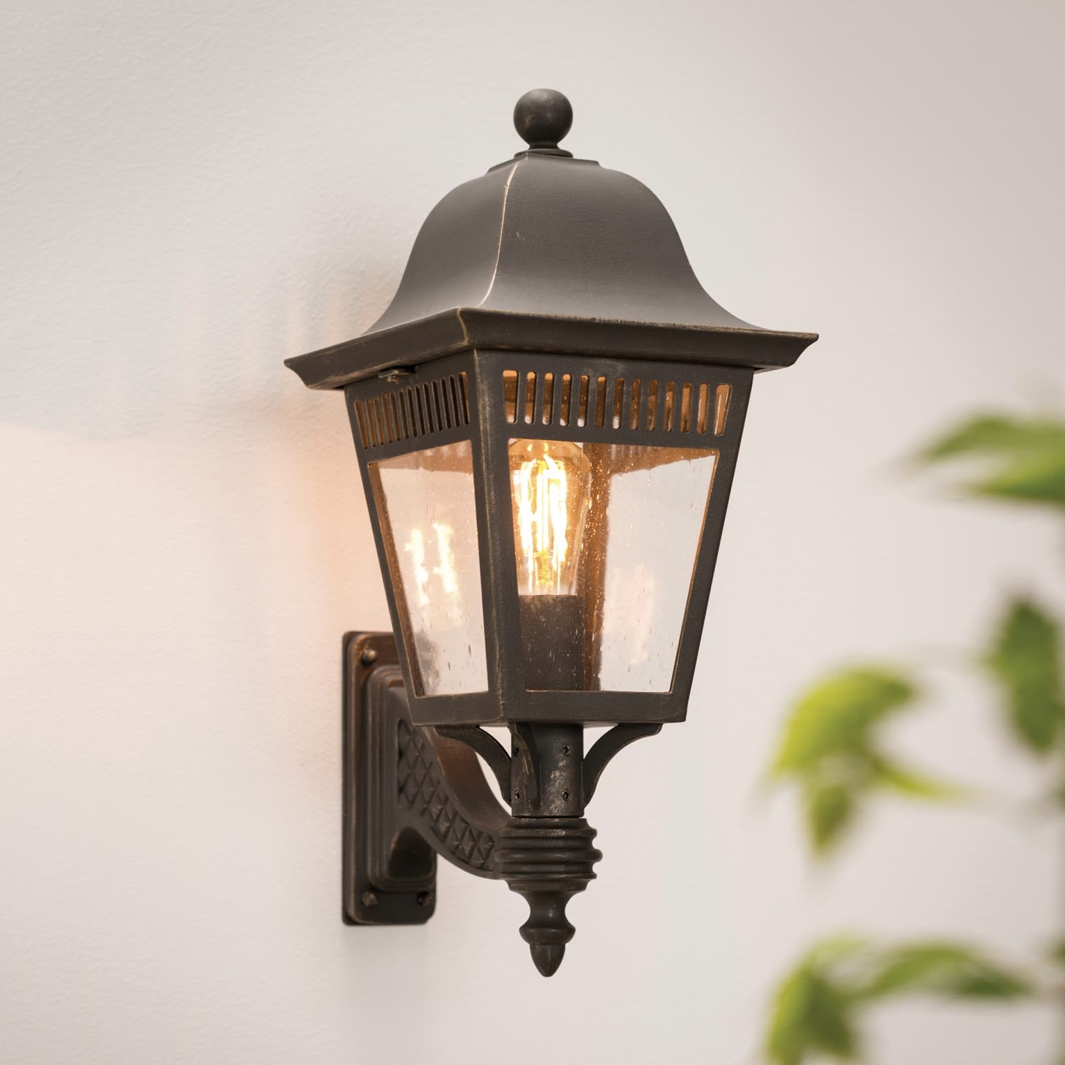 Elegante handgeschmiedete Wandlaterne mit konkavem Zeltdach WL 3640