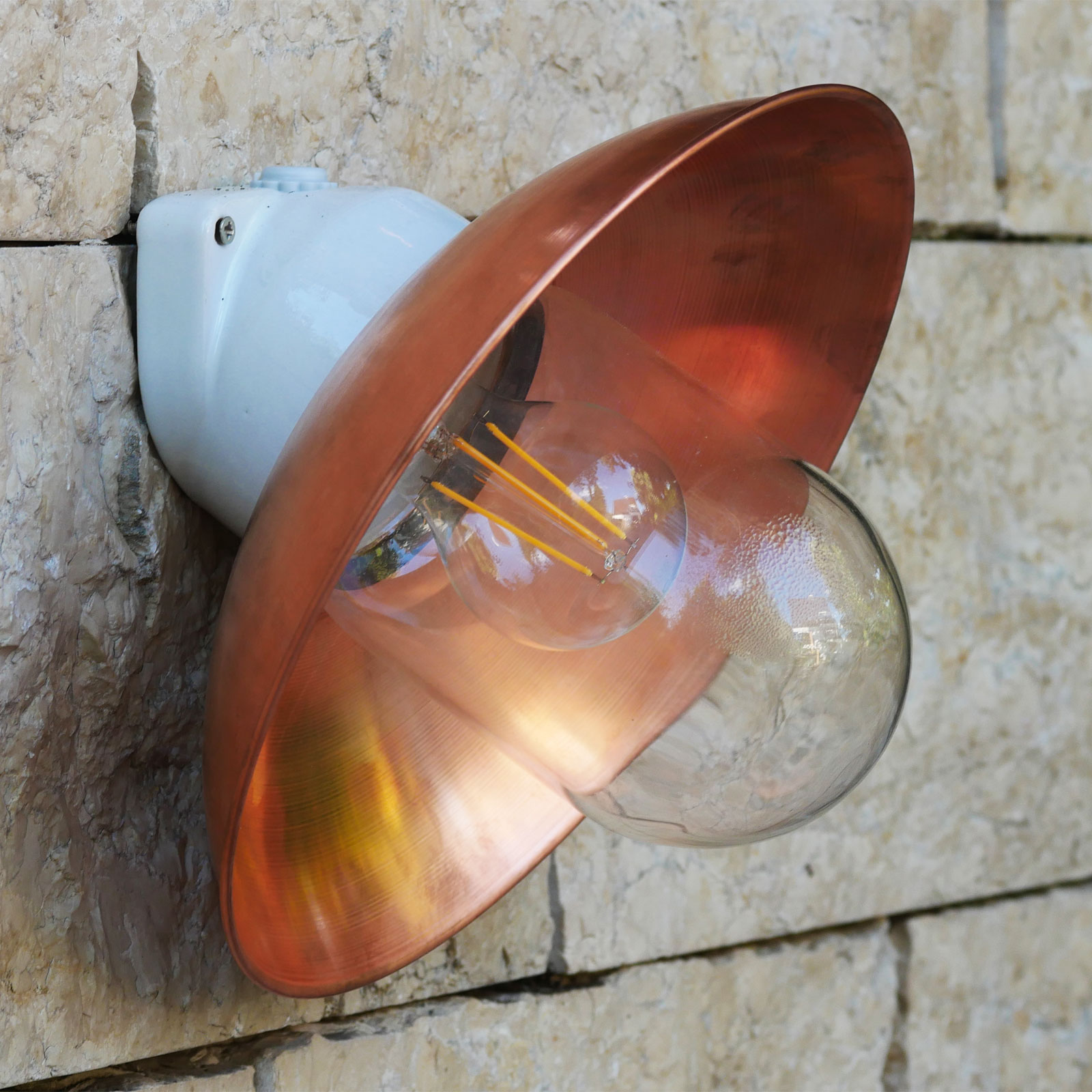 Ceramic Wall Light with Copper Shade WM 2010: Porzellan-Wandleuchte mit Kupferschirm, zu sehen in der Ausführung mit klarem Zylinderglas