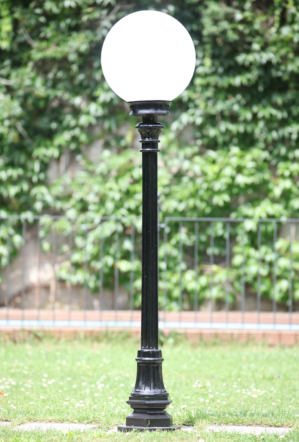 Bild 2: Das kleine Modell mit 400 mm-Kugel Standleuchte mit Kugelaufsatz SOT P1K.02: Das kleine Modell mit 400 mm-Kugel