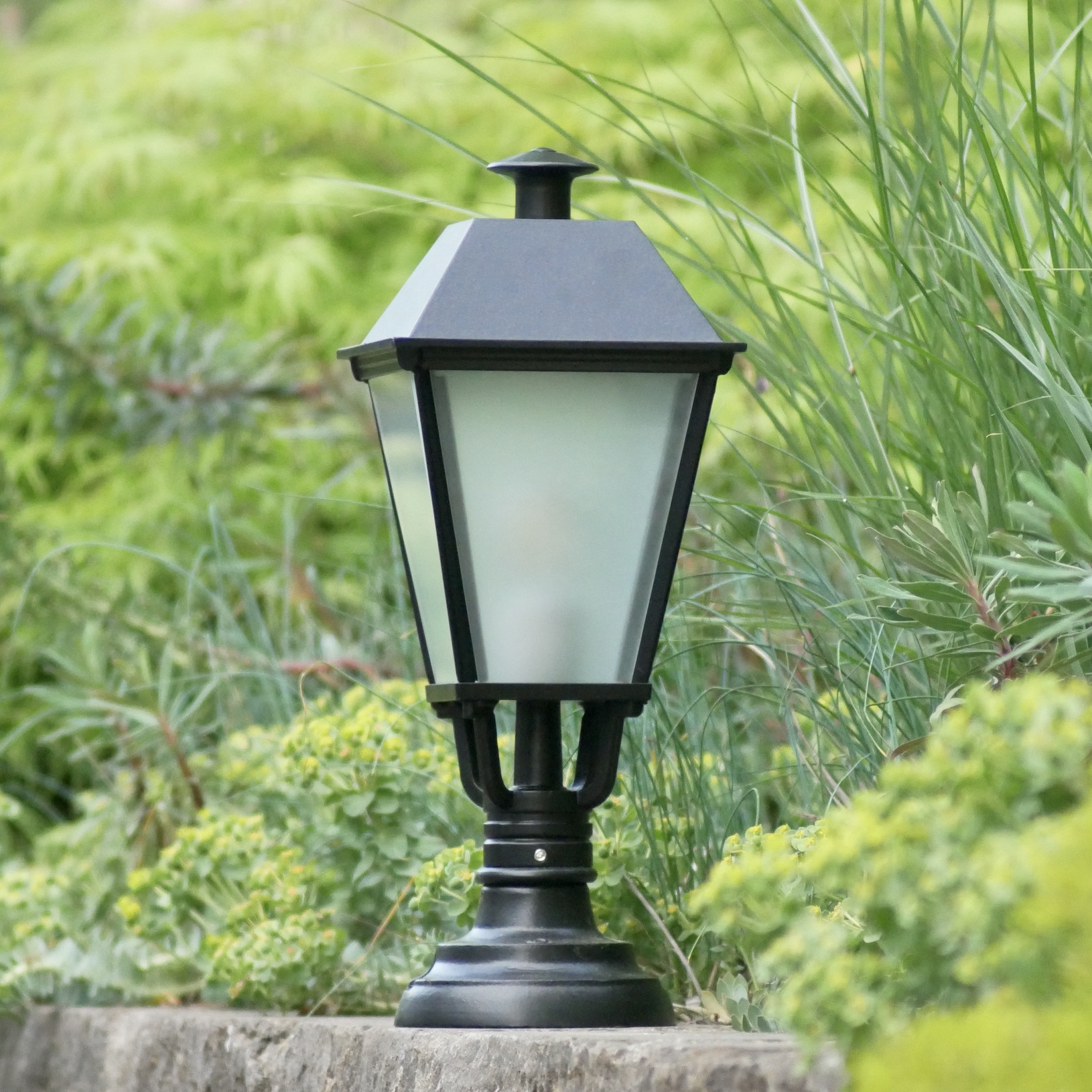 Wilhelminian Style Garden Lantern Elba 50 TL: Klassische Gartenlaterne aus Aluguss Elba 50 TL, Modell 1 mit mattem Glas in Schwarz