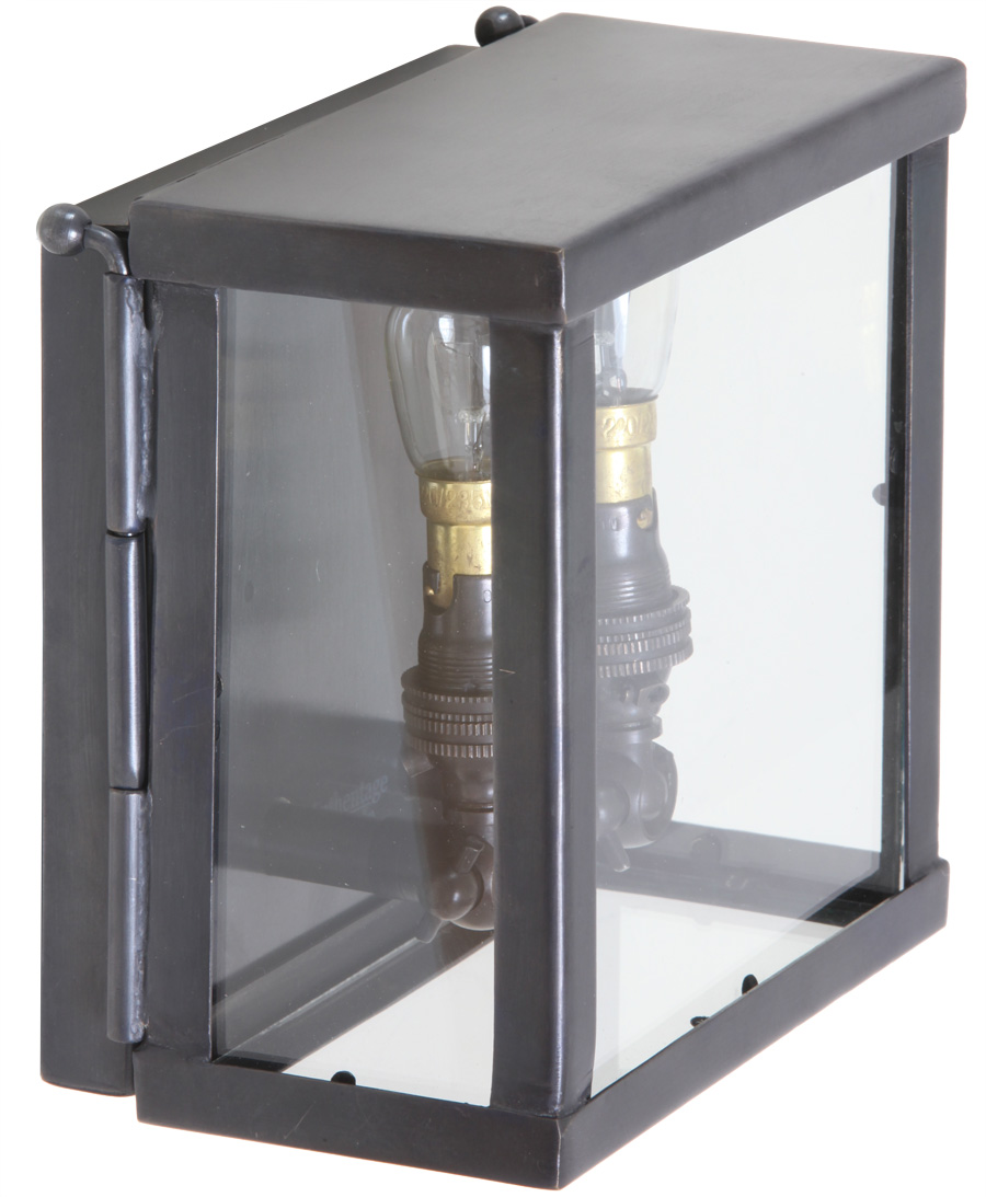 Bild 6: Kleine Messing-Wandleuchte Vitrine petit, Bronze dunkel Zweiflammige Messing-Wandleuchte Vitrine petit: Kleine Messing-Wandleuchte Vitrine petit, Bronze dunkel