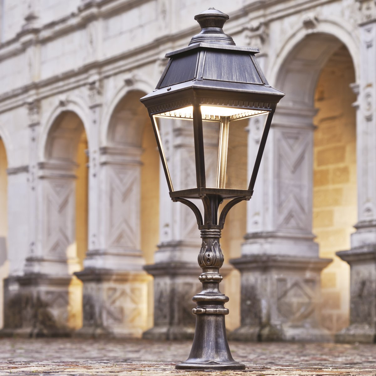 Traditional LED Pedestal Light Avenue 3