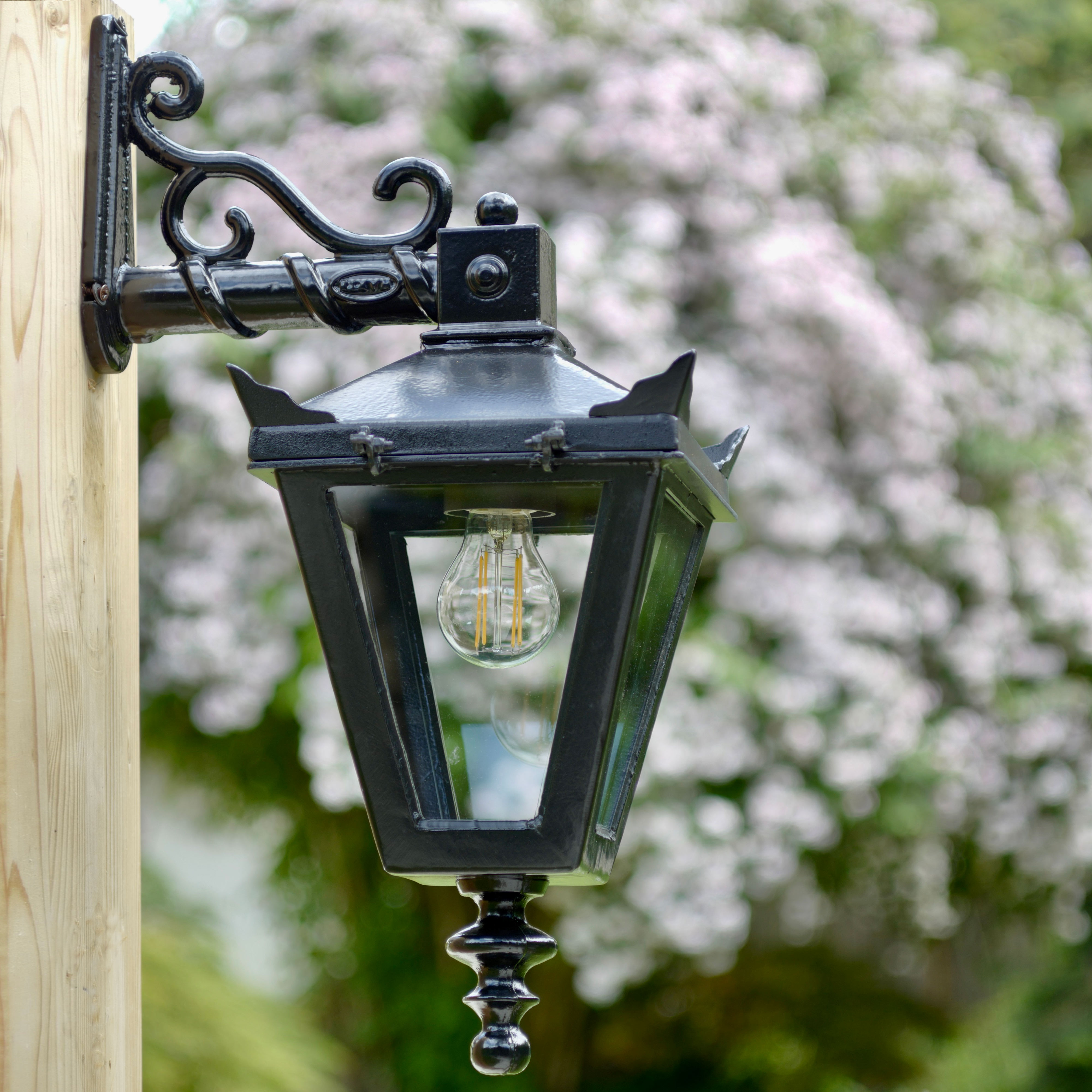 Fig. 1: Klassische, nach unten gerichtete viktorianische Wandleuchte Classic, Downwards Directed Victorian Wall Light: Klassische, nach unten gerichtete viktorianische Wandleuchte