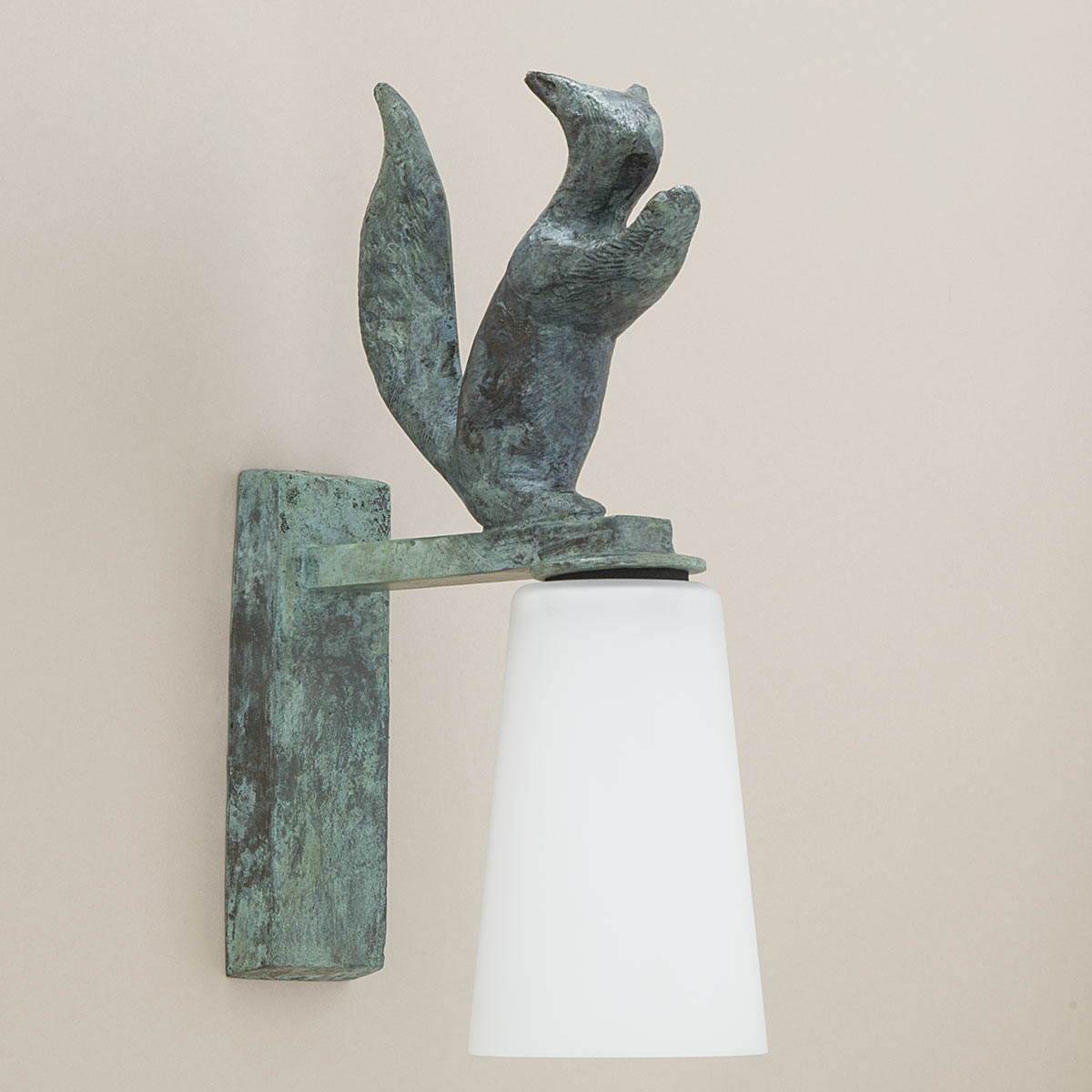 Charmante Wandleuchte mit Eichhörnchen-Dekor aus Bronzeguss Edy Charmante Wandleuchte mit Eichhörnchen-Dekor aus Bronzeguss Edy