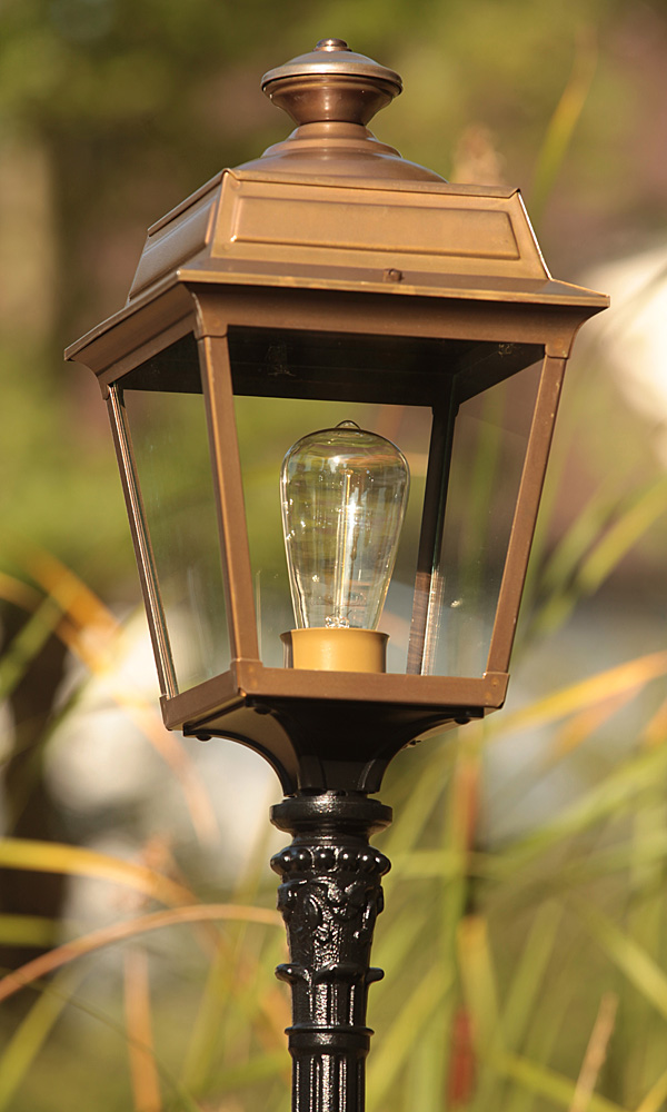 Bild 4: Gartenleuchte Place des Vosges 1T mit Balustersäule und versiegelter Messinglaterne Gartenleuchte Place des Vosges 1 T mit Balustersäule: Gartenleuchte Place des Vosges 1T mit Balustersäule und versiegelter Messinglaterne
