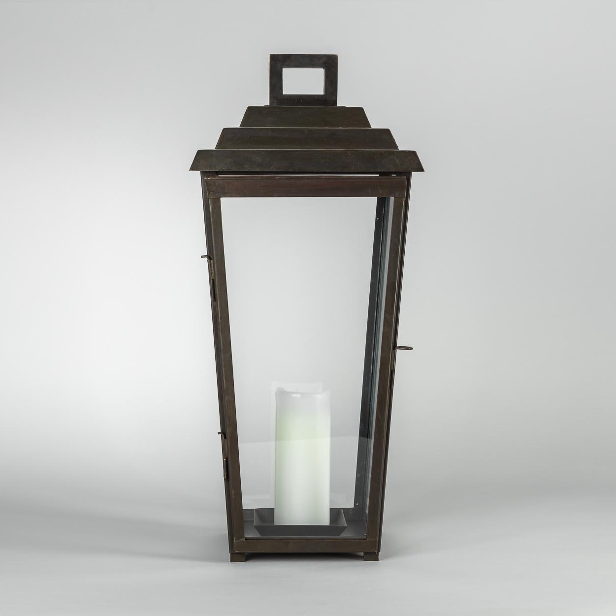 Art déco-Windlicht aus Zink oder Messing mit Stufendach Izapan (Höhe 51 cm) – Terra Lumi