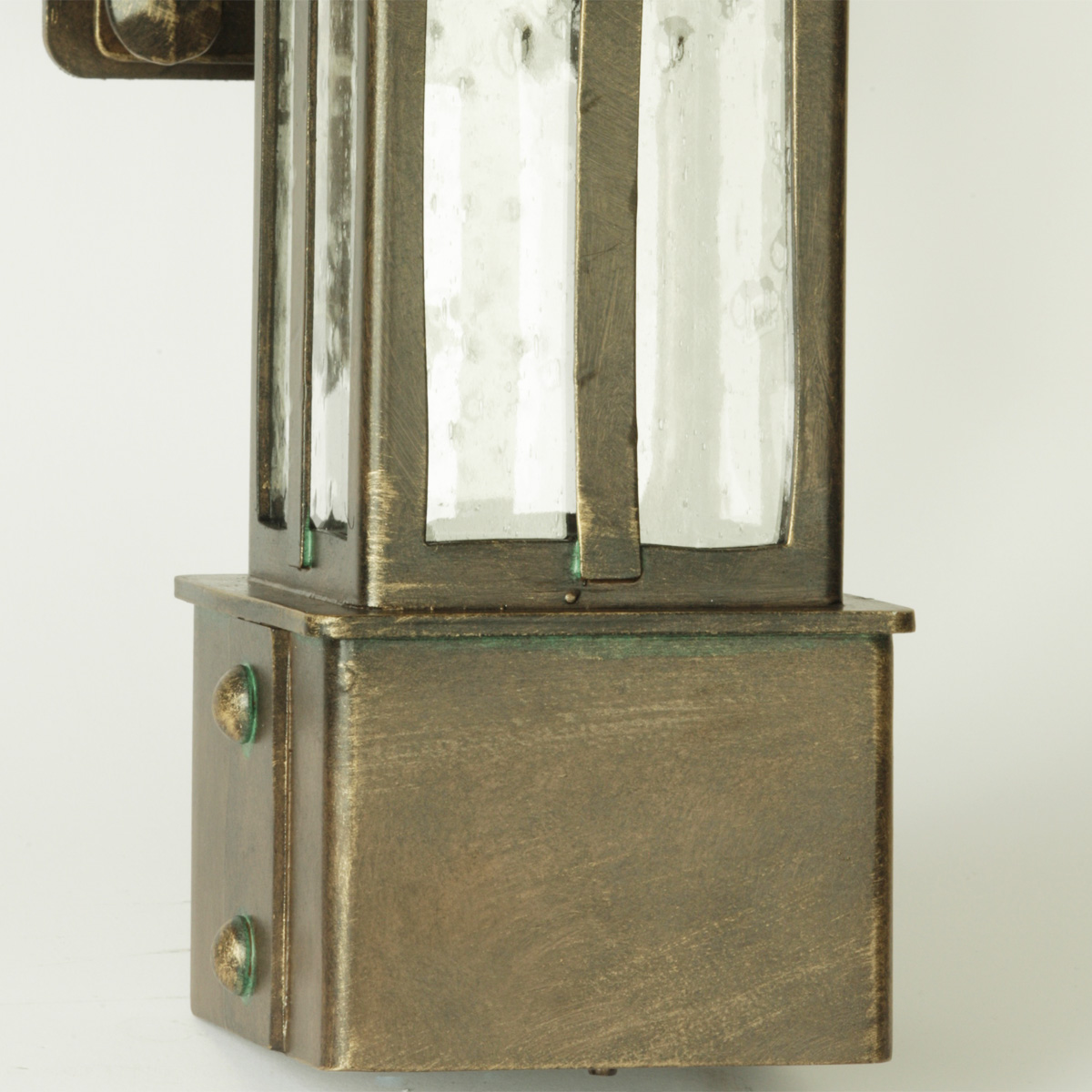 Handcrafted German Outdoor Iron Wall Lantern 3648: Detailansicht, abgebildet in Patina