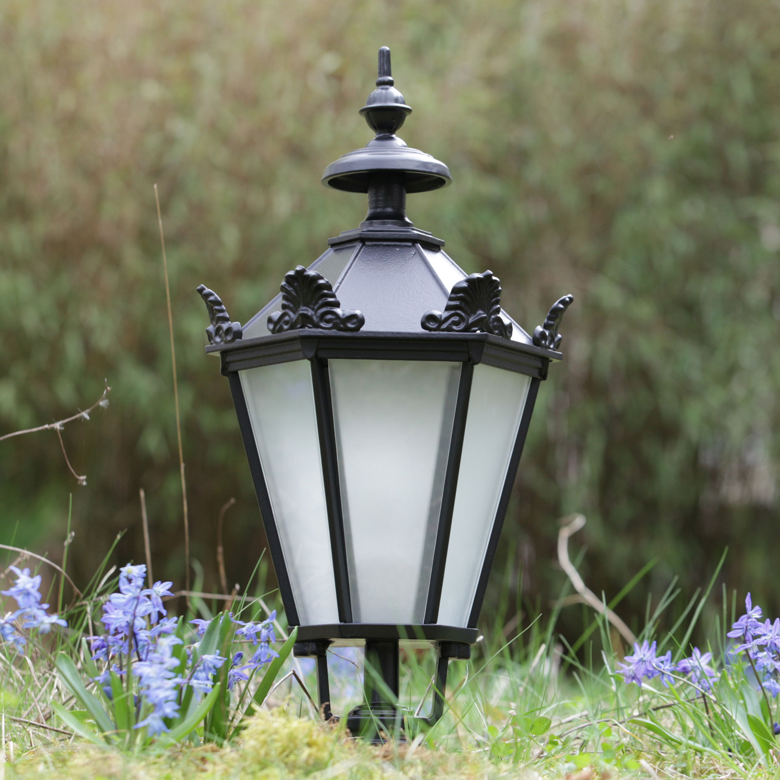 Traditional Schinkel Style Pedestal Light SO: Die Gartenlampe im Schinkelstil in Schwarz mit satiniertem Glas, Modell 1