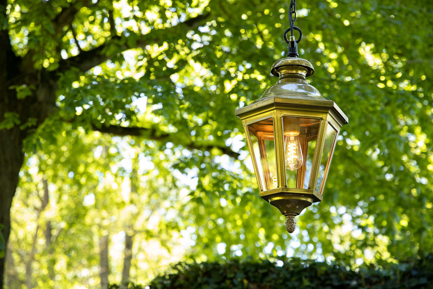 Handcrafted Outdoor Pendant Lantern Louis XIII: Messing masiv