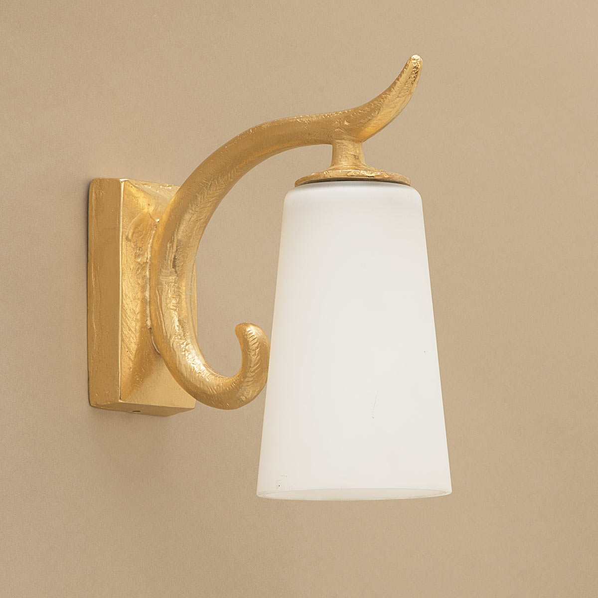 Small outdoor wall light with arched bracket made of cast bronze Delia
