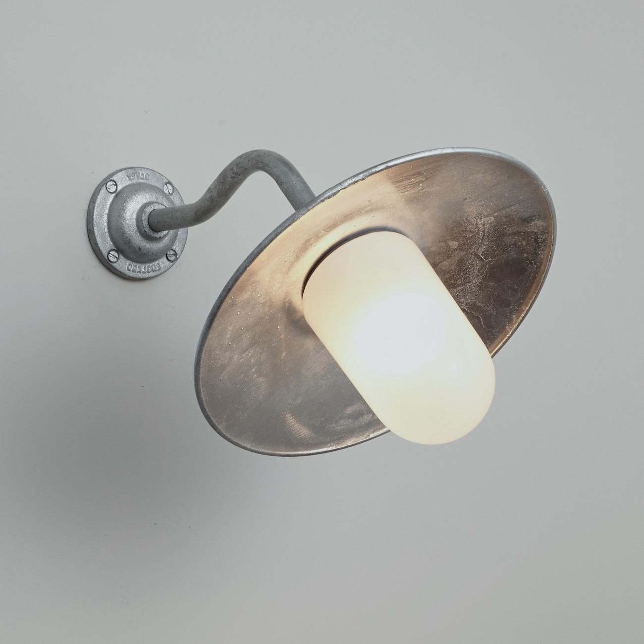Bild 9: Hofleuchte aus Gusseisen mit satiniertem Glas Hofleuchte aus Bronze oder Gusseisen 7680/GM/FR/C: Hofleuchte aus Gusseisen mit satiniertem Glas