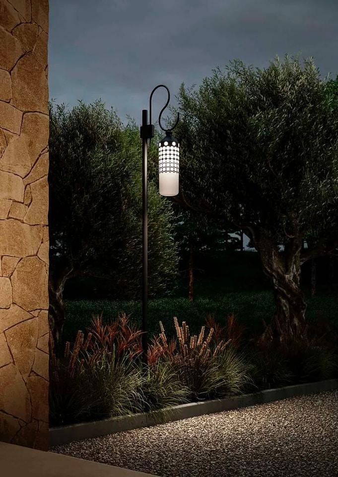 Bild 4: Auf Anfrage: das Modell als Standleuchte (Höhe 352 cm) Große Wandlaterne mit Opalglas und grafischem Dekor, IP65: Auf Anfrage: das Modell als Standleuchte (Höhe 352 cm)