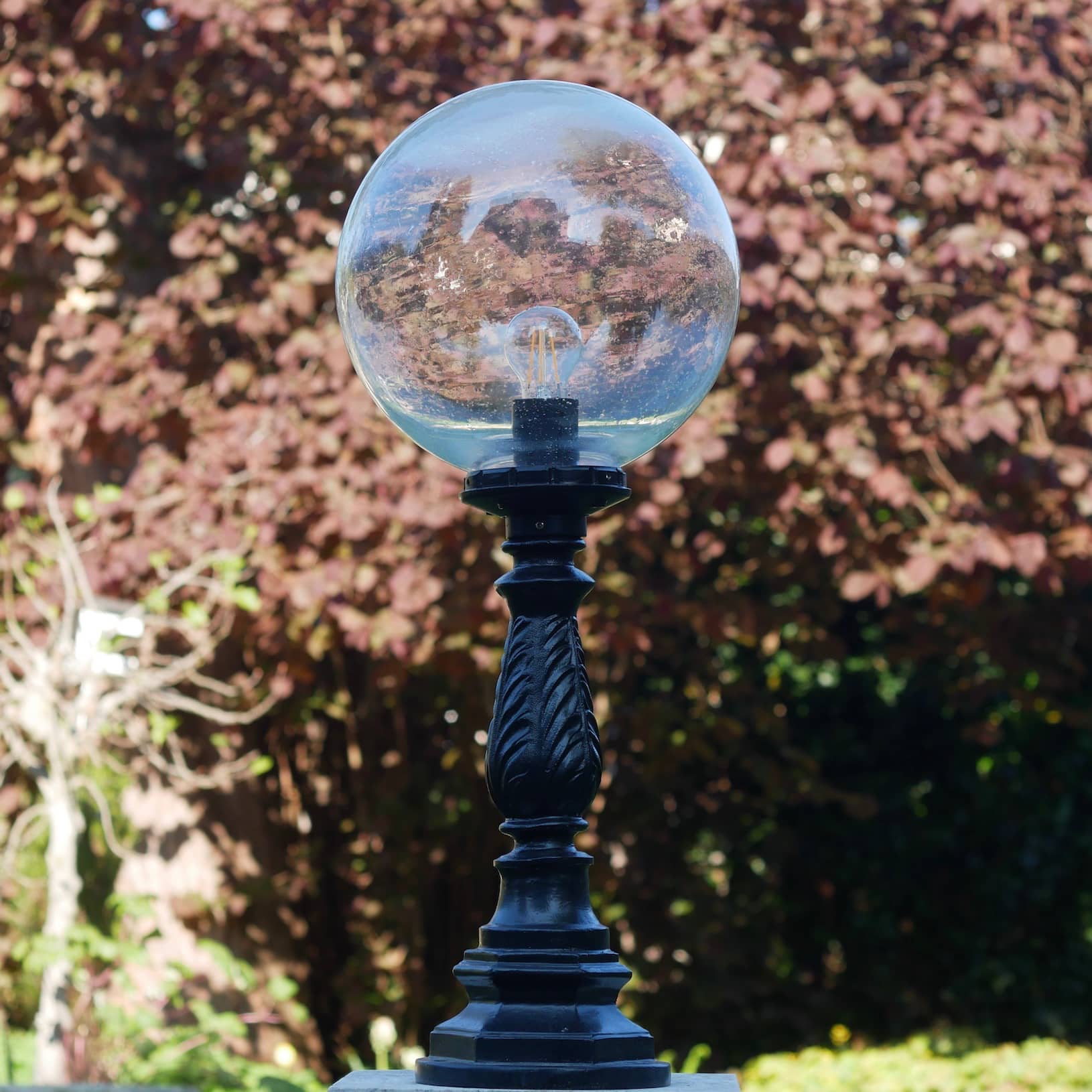 Garden Lamp with Decorative Base and Glass Globe: Modell mit klarer 300 mm Kugel (großes Modell) in klassischem Tiefschwarz