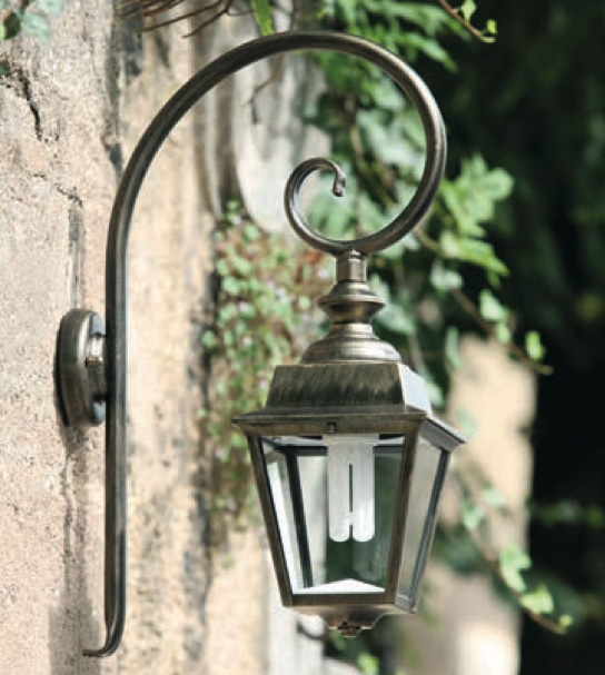 Bild 6: Kleine Außenlaterne Chenonceau mit Bischofstab, Gold patiniert Klassische Außenlaterne Chenonceau mit Bischofstab: Kleine Außenlaterne Chenonceau mit Bischofstab, Gold patiniert