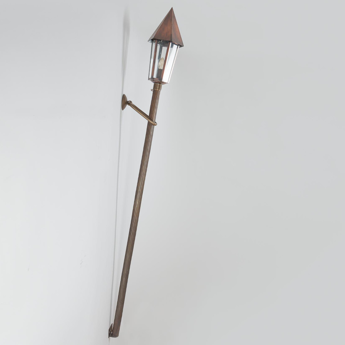 Mannshohe französische Wandfackel aus Messing Mannshohe französische Wandfackel aus Messing