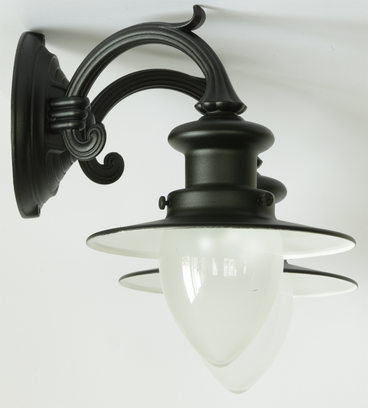 Bild 7: Abgebildet in Schwarz mit satiniertem Glas Zweiflammige Wandlampe für Außen mit Spitzzylindern: Abgebildet in Schwarz mit satiniertem Glas