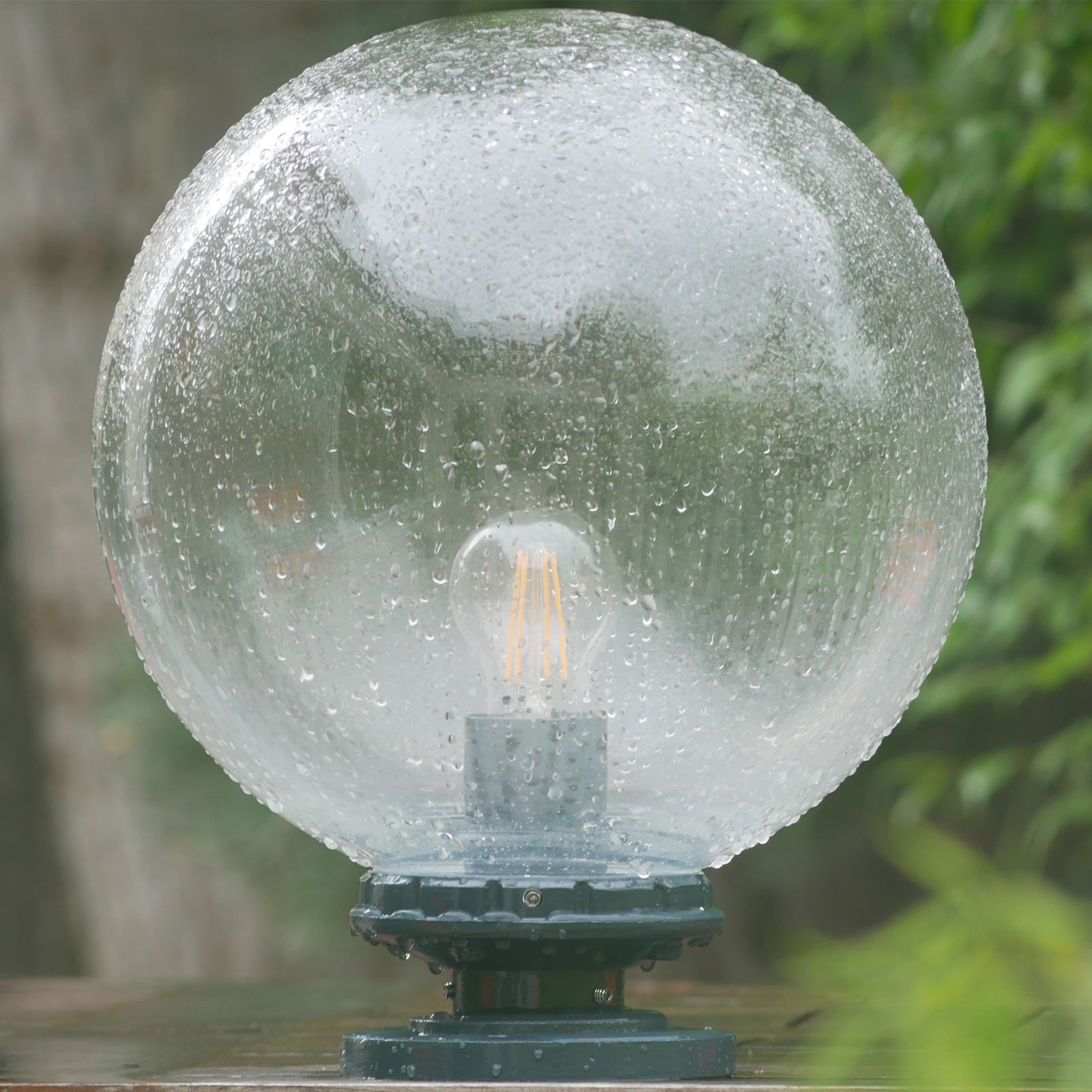 Glaskugel-Leuchte Terra lumi LD 250 mit rundem Sockel: Im Regen: Das große Modell in Anthrazitgrau RAL 7016, Klarglas, 300 mm
