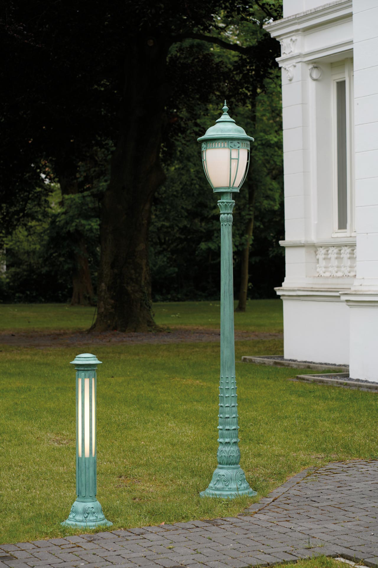 Klassische Pollerleuchte aus Schmiedeeisen mit Opalglas-Zylinder AL 6645, Bild 4