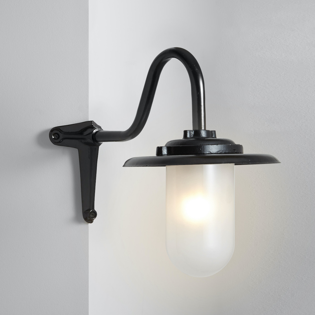 Fig. 6: Schwarz, matt-satiniertes Glas Exterior Corner Bracket Light with Swan Neck Arm 7677: Schwarz, matt-satiniertes Glas