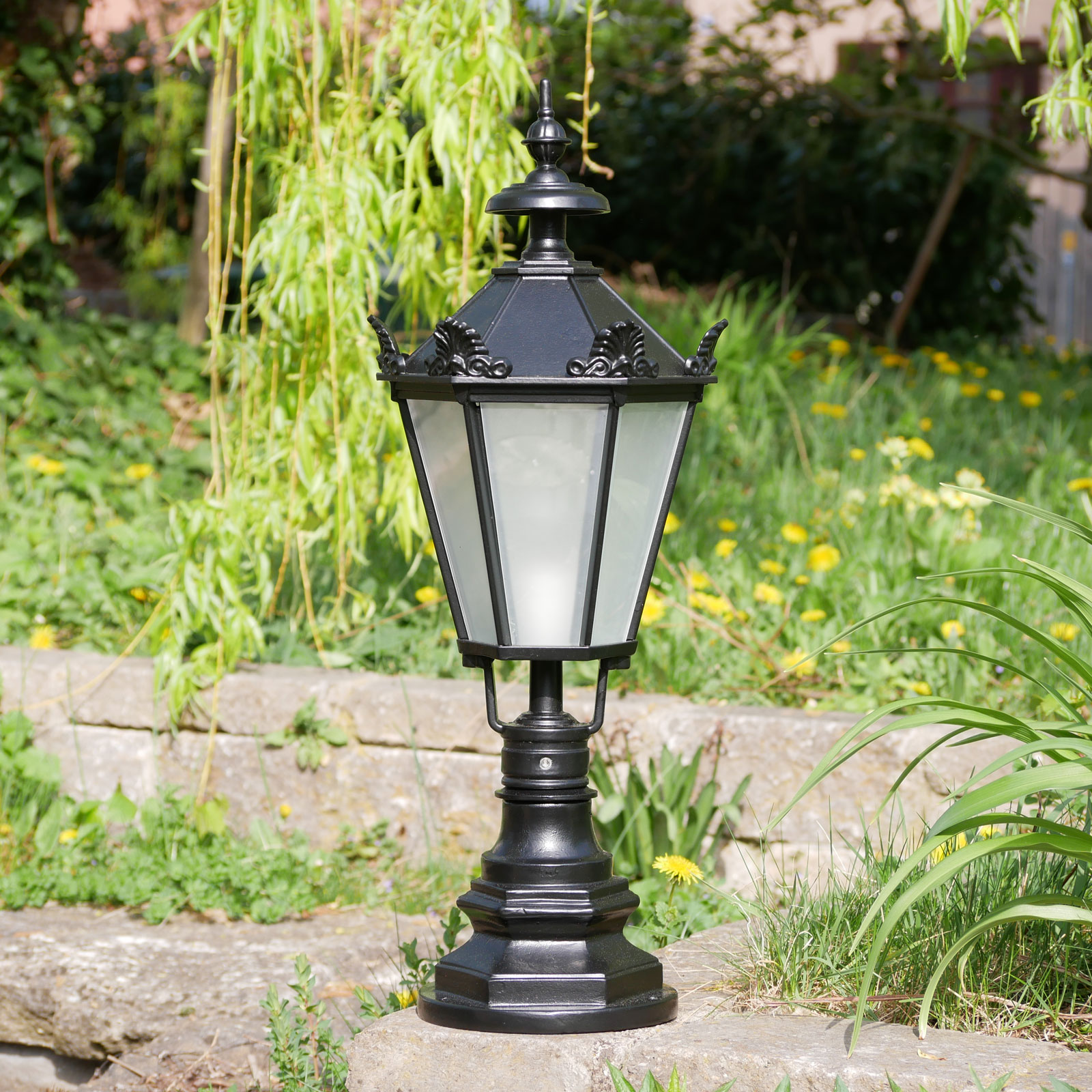 Pedestal Light Cypr with Lantern in Schinkel Style: Modell 1 in Tiefschwarz, mattes Glas