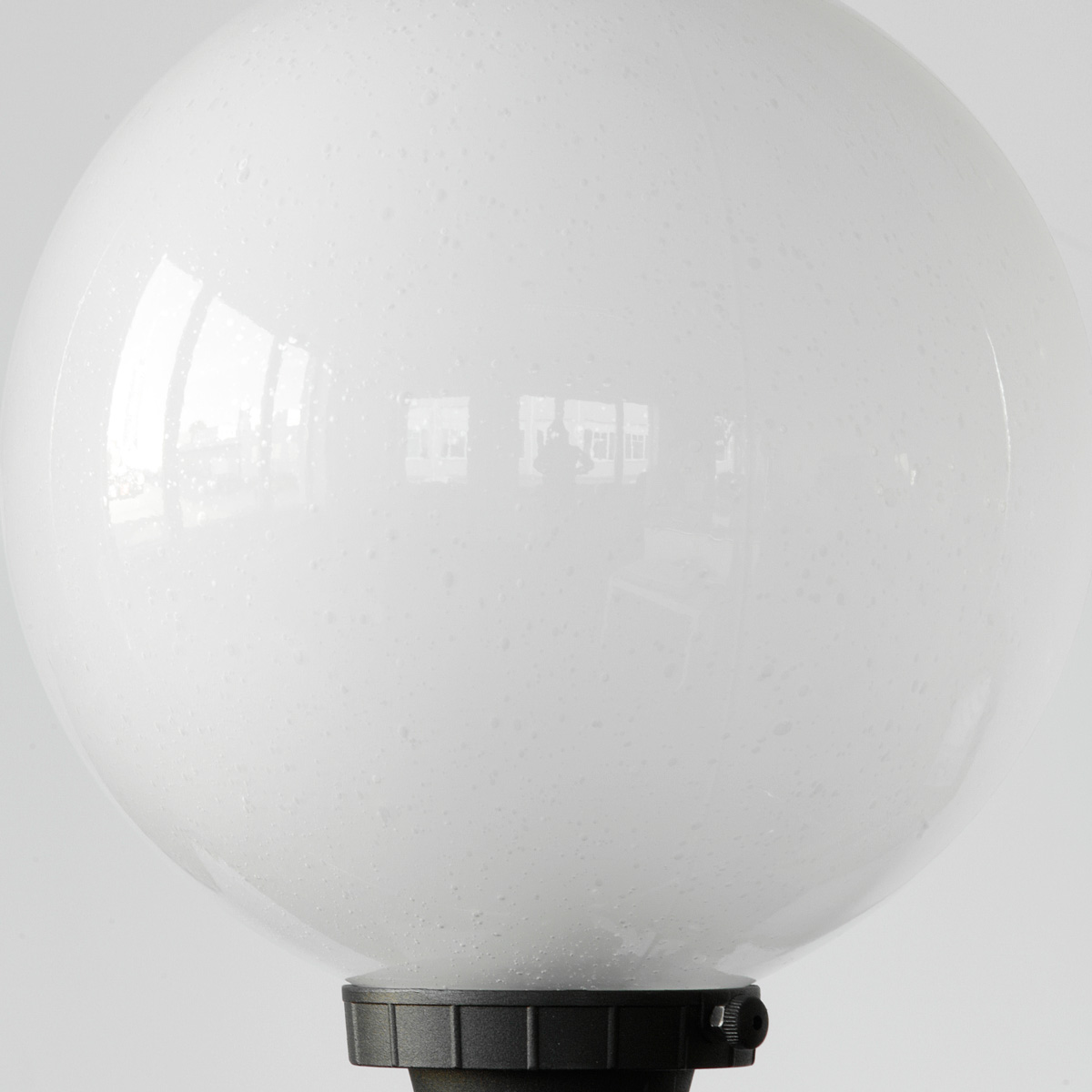 Fig. 4: Die matt-satinierte Glaskugel mit Lufteinschlüssen Substitute Globes for Auraluce Fixtures: Die matt-satinierte Glaskugel mit Lufteinschlüssen
