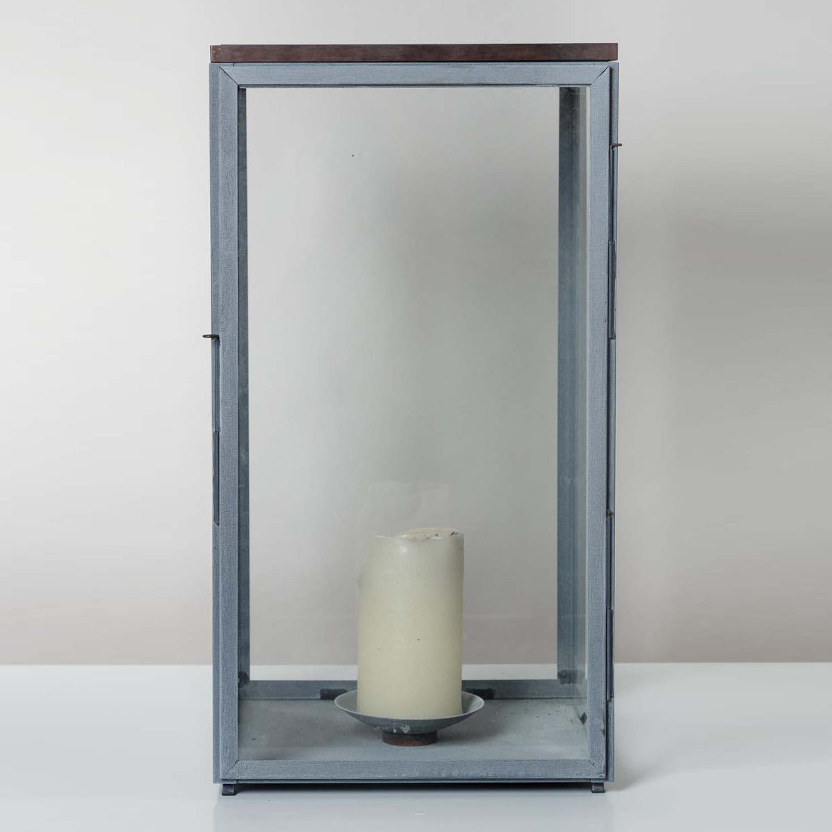 Windlicht aus Zink oder Messing für Terrassen Bellecour (Höhe 65 cm) – Terra Lumi