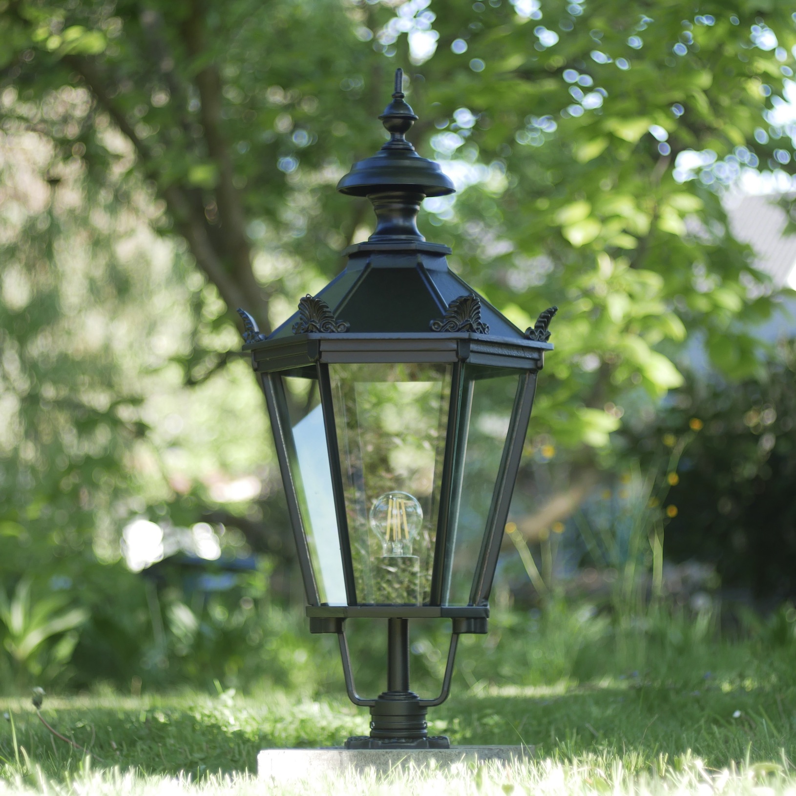 Traditional Schinkel Style Pedestal Light SO: Die Gartenlampe im Schinkelstil in Schwarz mit klarem Glas, Modell 3