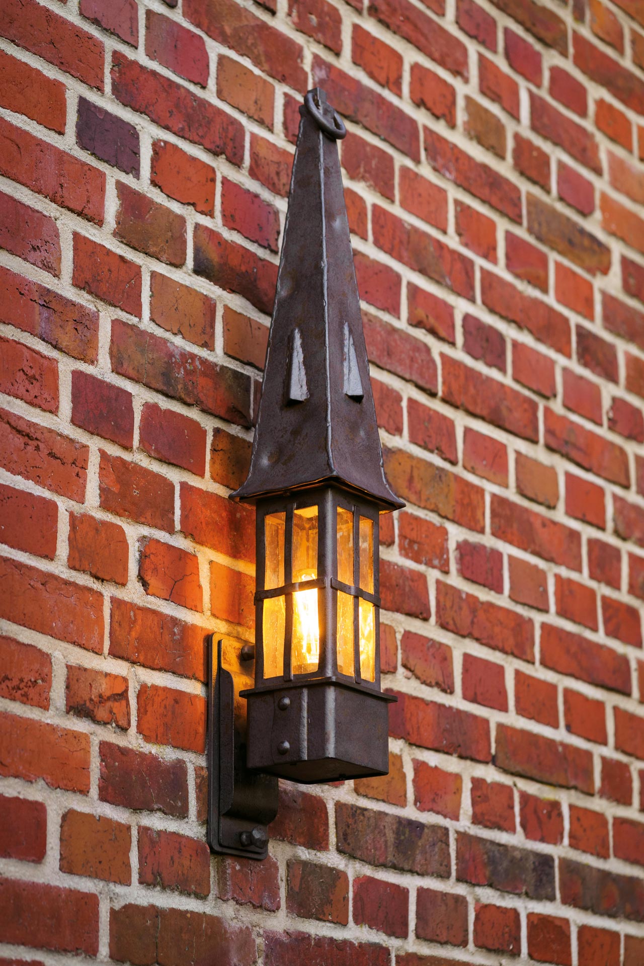 Märchenhafte Wandleuchte aus Schmiedeeisen mit spitzem Dach und Antikglas  WL 3646, Bild 2