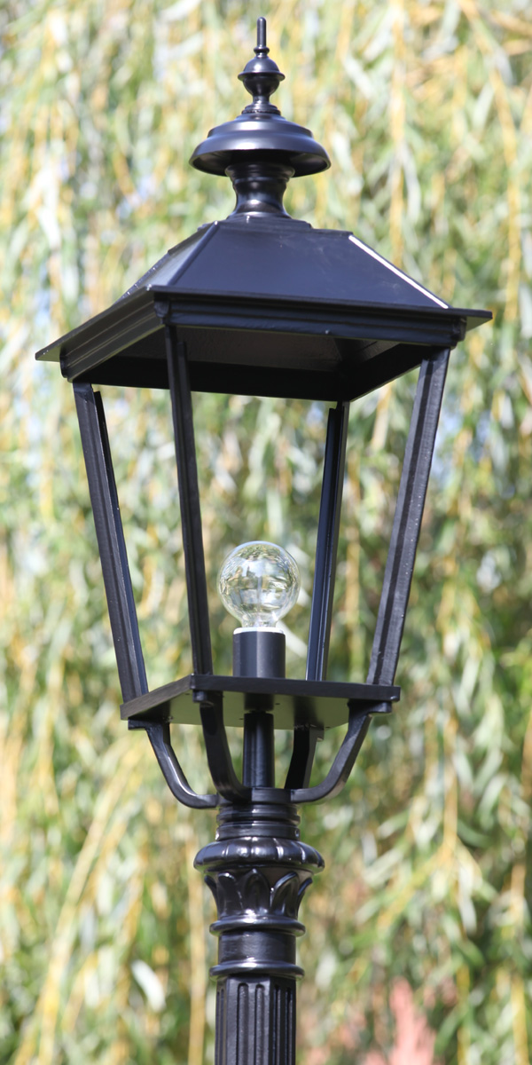 Bild 3: Die vierseitige Schinkel-Laterne Klassische Mastleuchte mit vierseitiger Laterne SO P3.53: Die vierseitige Schinkel-Laterne