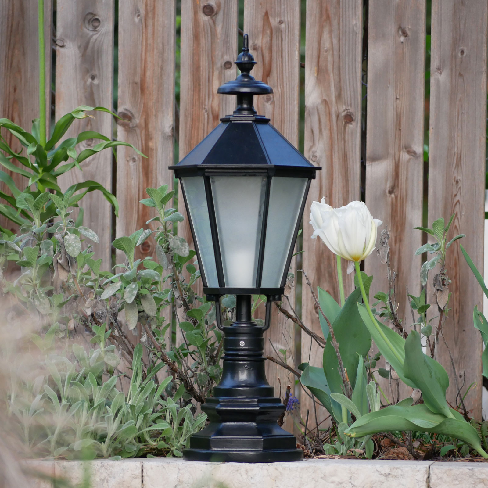 Fig. 3: Modell 1 mit Pulverbeschichtung in Schwarz seidenmatt und satinierten Gläsern Classic Garden Lantern CYPR 60 with Casted Pedestal: Modell 1 mit Pulverbeschichtung in Schwarz seidenmatt und satinierten Gläsern