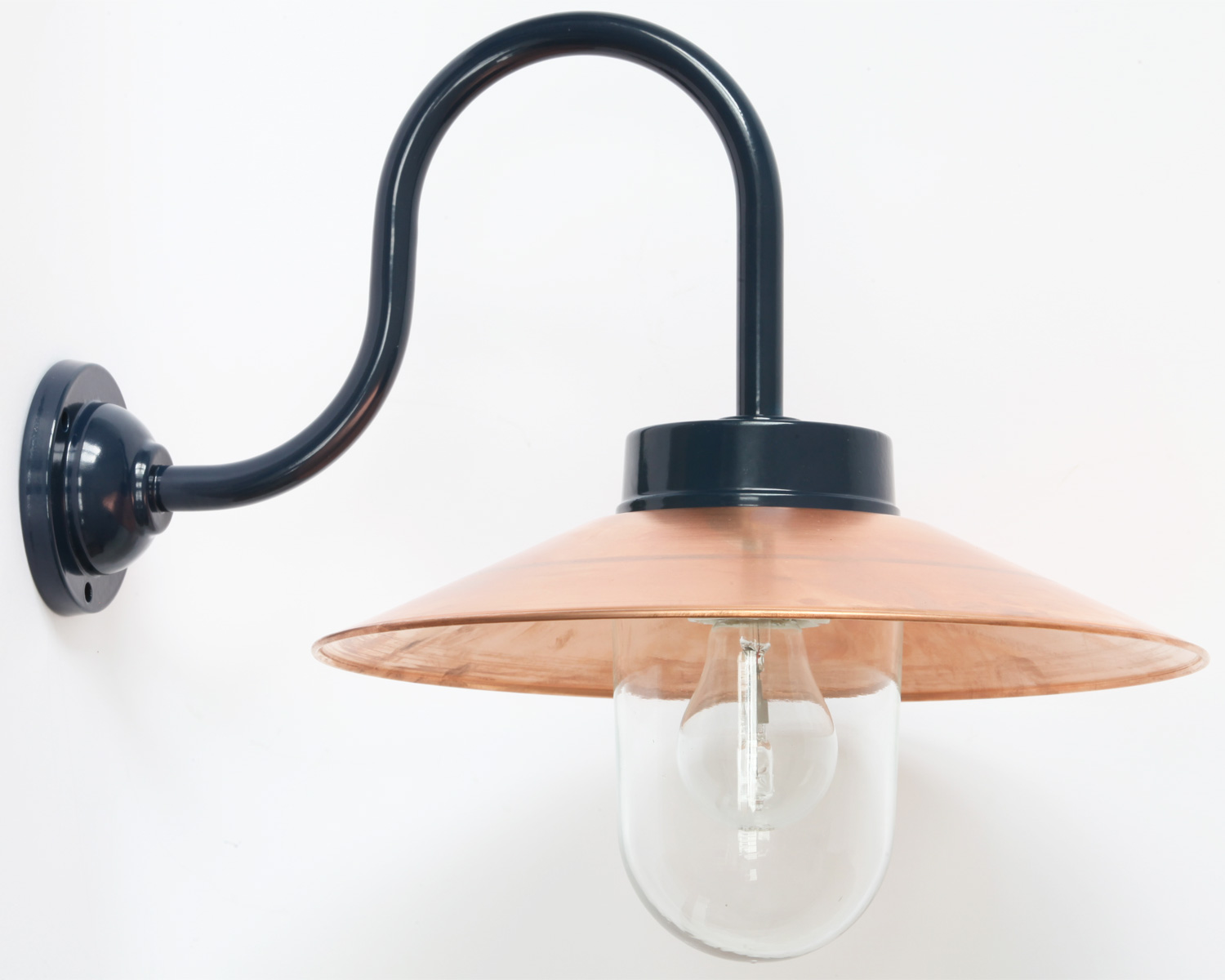 Bild 4: Traditionelle Hofleuchte mit Bogenarm 38 S BCU in Stahlblau mit klarem Zylinderglas Kupferschirm-Hofleuchte mit Bogenarm 38 S BCU: Traditionelle Hofleuchte mit Bogenarm 38 S BCU in Stahlblau mit klarem Zylinderglas