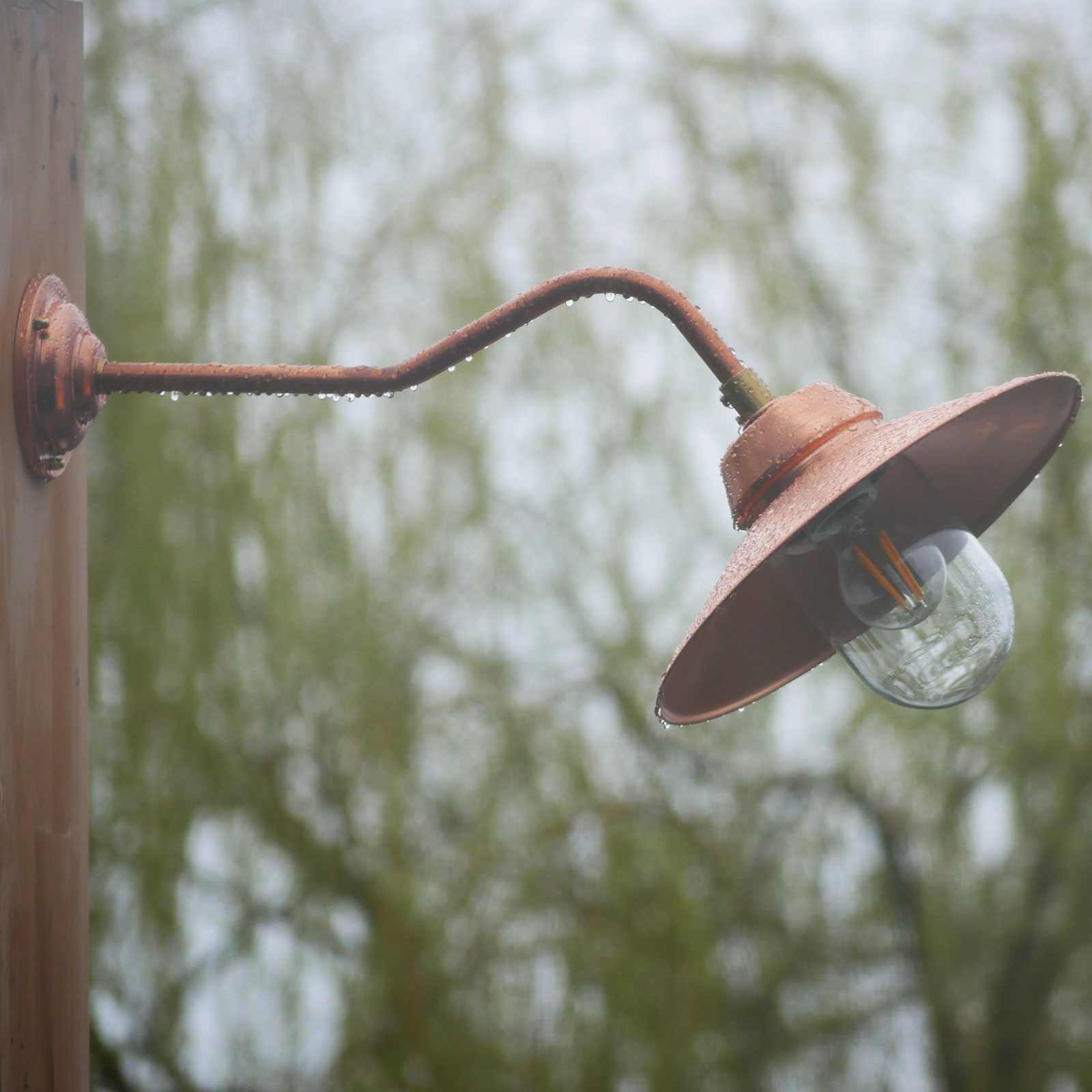 Landhaus-Wandlampe BW 235 Kupfer mit Schwanenhalswandarm: Auch bei schlechtem Wetter schön: Abgebildet in Kupfer roh mit klarem Zylinderglas