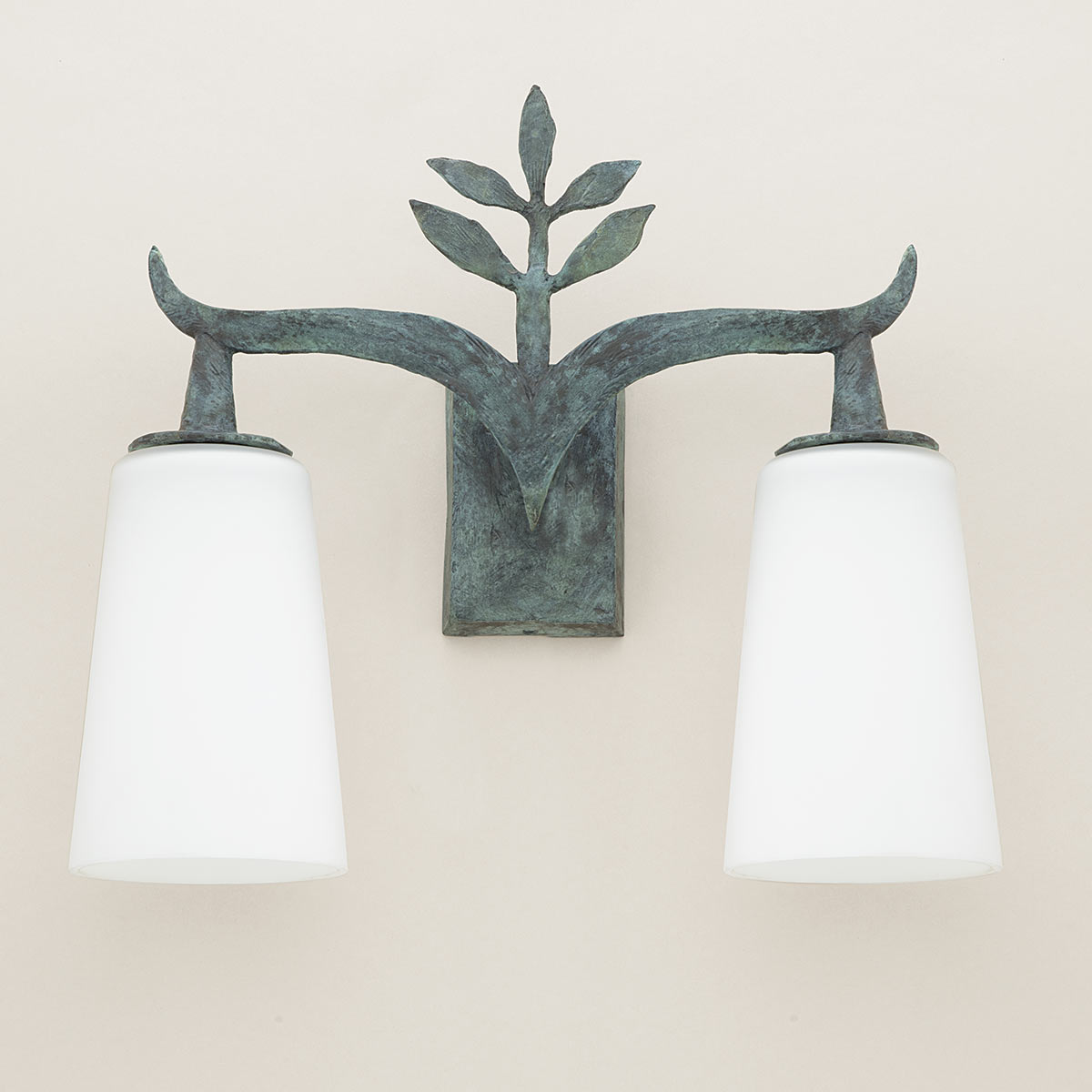 Floral outdoor wall lamp with leaf decor made of cast bronze Alia