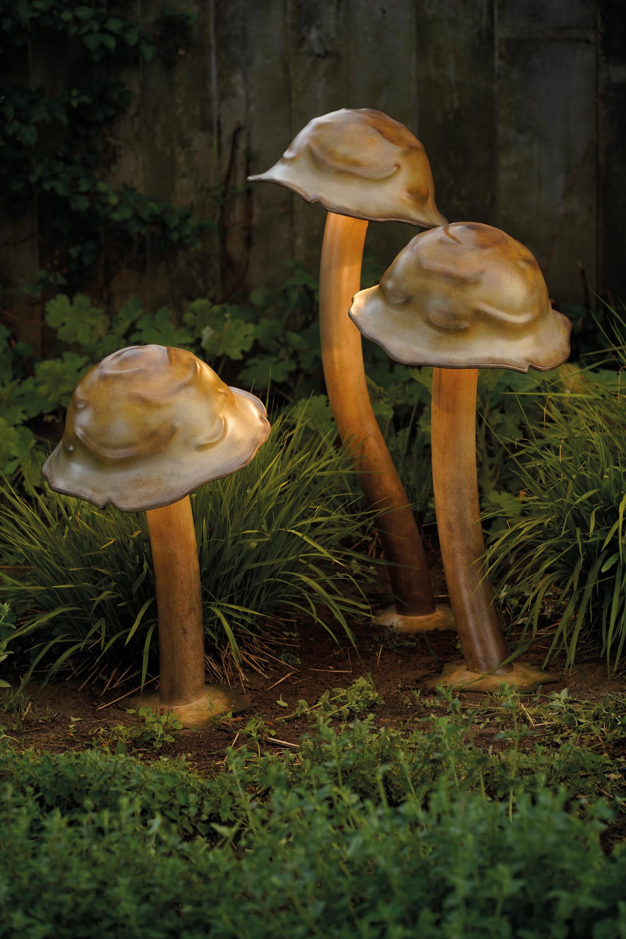 Zauberhafte Pilz-Gartenleuchte aus Schmiedeeisen AL 6691, 6692, 6693: Die einzigartige Außenleuchte zeigt die handwerklichen Qualitäten des deutschen Herstellers Robers; hier alle Modelle