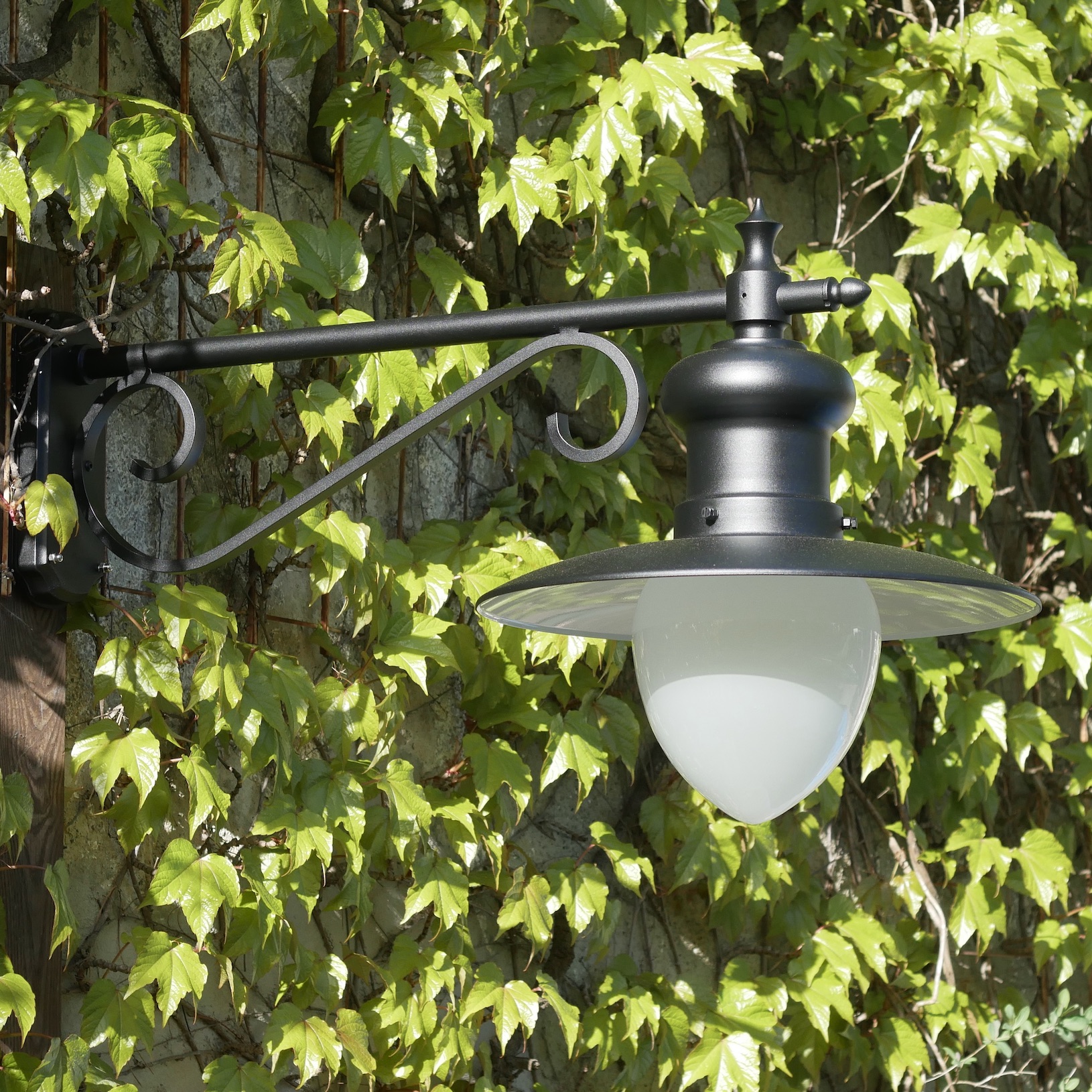 Large Wall Light with a Long Boom-arm (Ø 515 mm)