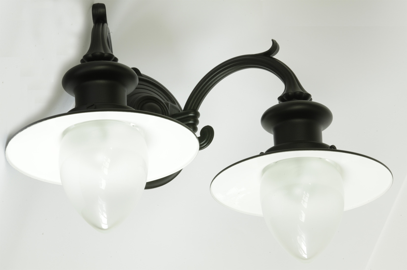 Bild 8: Abgebildet in Schwarz mit satiniertem Glas Zweiflammige Wandlampe für Außen mit Spitzzylindern: Abgebildet in Schwarz mit satiniertem Glas