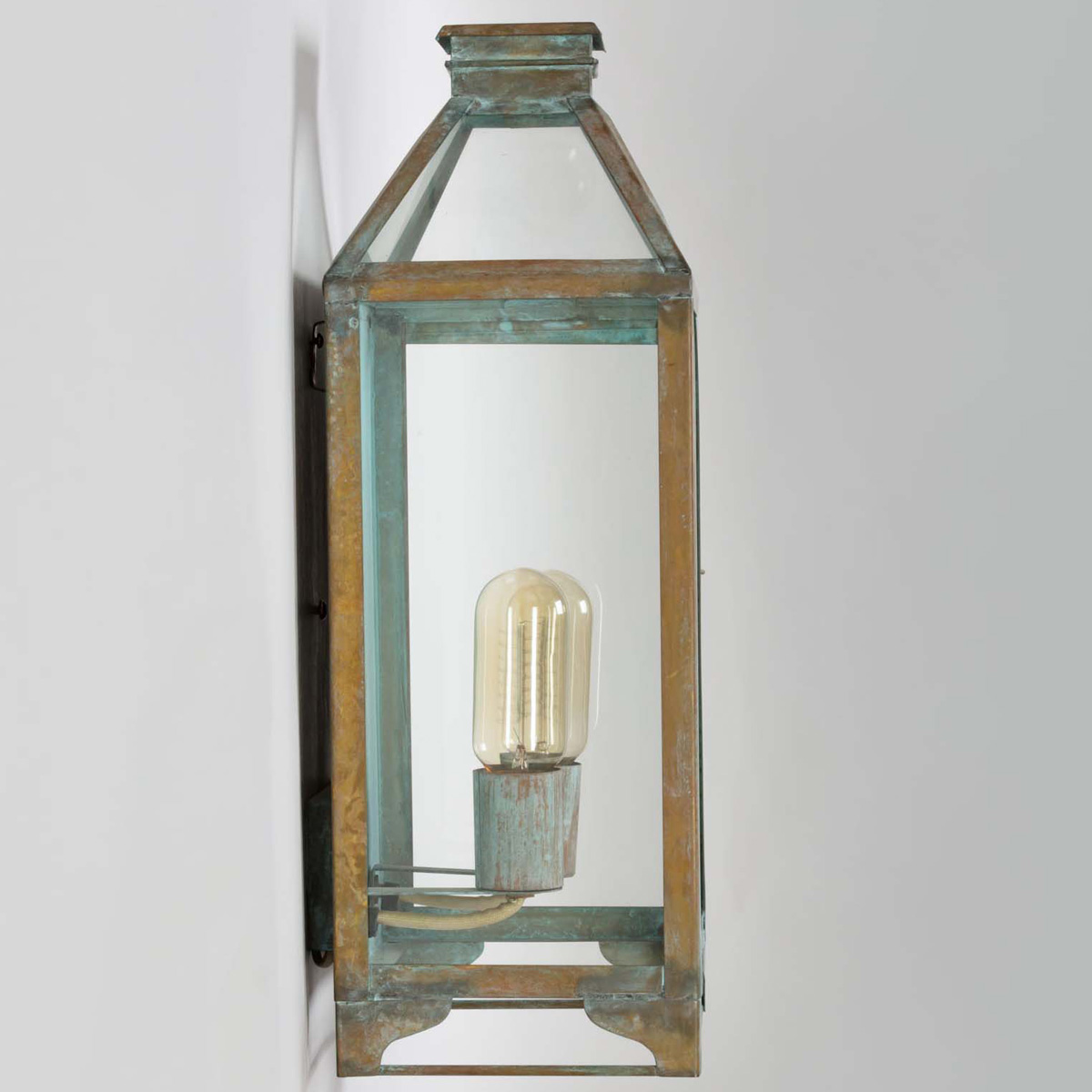 Bild 3: Abgebildet in Messing-Grünspan Zweiflammige provençalische Messing-Wandleuchte Aix: Abgebildet in Messing-Grünspan